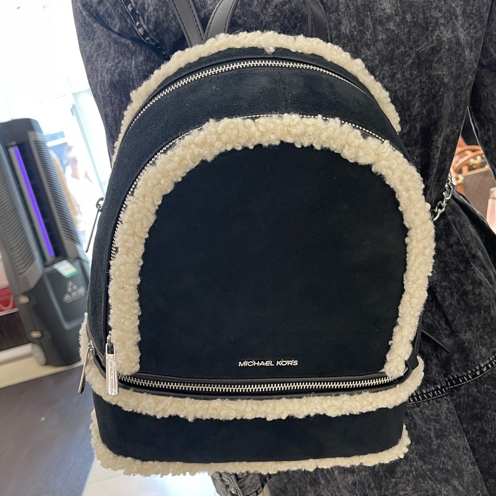 MICHAEL KORS Rhea Medium Suede and Faux Shearling Backpack
Black
NWT - Picture 10 of 16